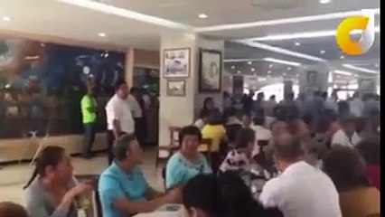Ratero  y  fuera  le gritan a Javier Duarte en café La Parroquia