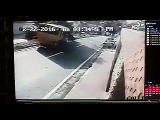 Cámara de seguridad captó como un autobús se estrelló en Alto Prado