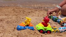 Машинки Cars. Машинки на пляже. Губка Боб на машинке и Angry Birds на машинке. Играет девочка