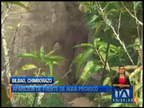 Aparición de fuente de agua ocasionó el cierre de la vía Penipe - Baños