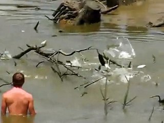 Такое не часто увидишь рыба бросается на человека!