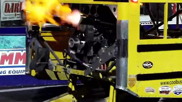 Огненное шоу школьный автобус зажигает езда на задних колёсах