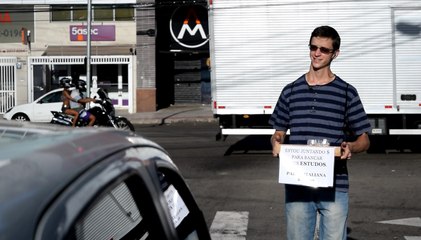 Jovem vende palha italiana no sinal para pagar a faculdade