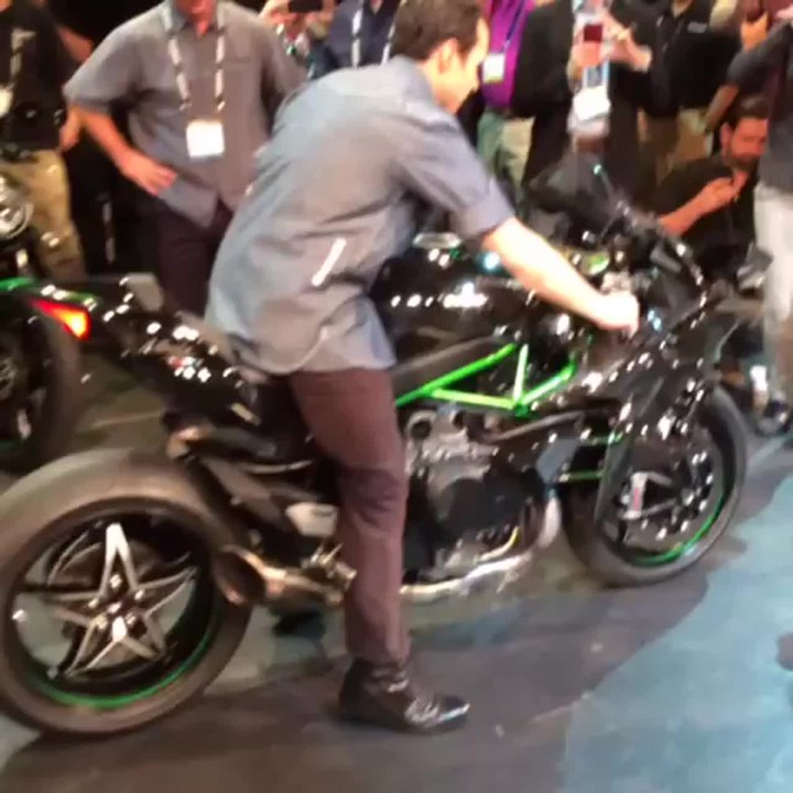 Wanna hear it? KAWASAKI fires up the Ninja H2R for us on the AIMExpo stage!
