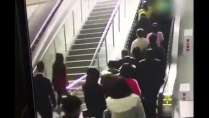 Télécharger la video: Escaleras mecánicas en China vuelven a causar temor en las personas