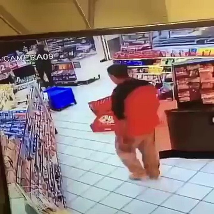 Vidéo: Regarder cet homme tente de voler 2 grosses caisses de bières dans un super marché