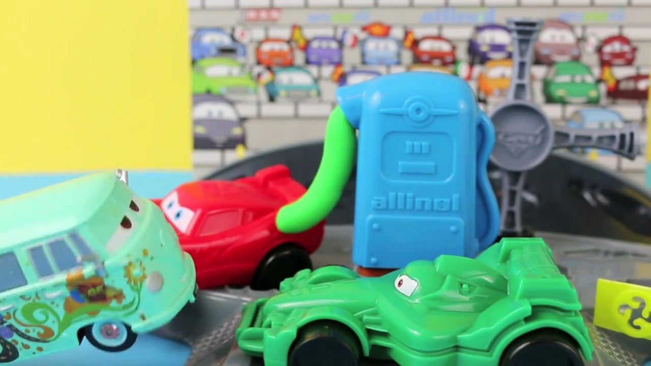 Play Doh Cars 2 Mold N Go Speedway Mater and Lightning McQueen Play-Doh Tractor Pies