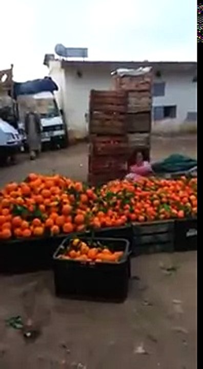 رجل يعتدي على امرأة وسط ضحكات المارّة!!