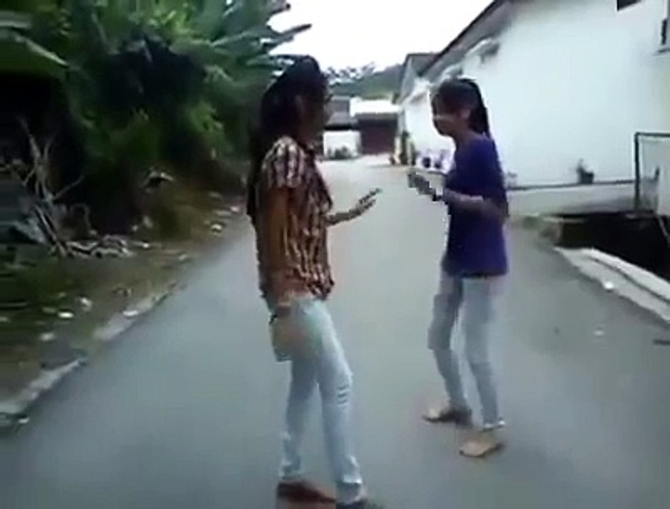 நடு வீதியில் எங்கள் பெண்கள் போட்ட குத்து டான்ஸ் மச்சி!