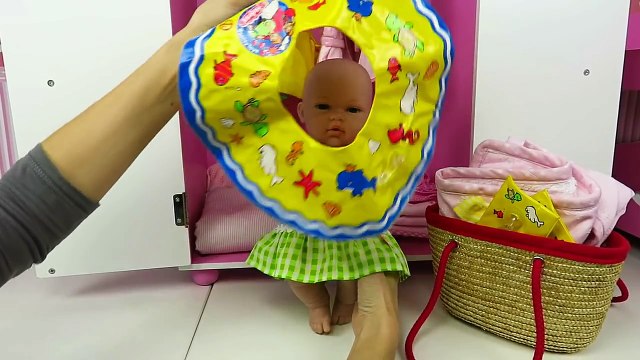 La bebé Lucía en la piscina aprende a nadar con Nenuco Sofia Mundo juguetes videos de muñecas