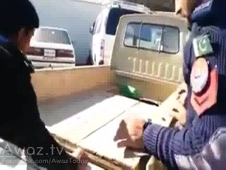 Kanjoo Police Ne Suzuki Car Pakar Kar Kaisay 20 Kilo Chars Nikaali - Video Dekhye