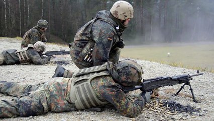 Скачать видео: U.S. & German Soldiers Working Together Weapons Familiarization Range