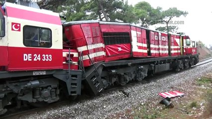 Akhisar'da 2 Tren Kafa Kafaya Çarpıştı