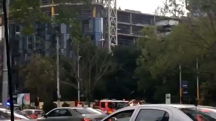 Une grue en feu s'effondre à Melbourne