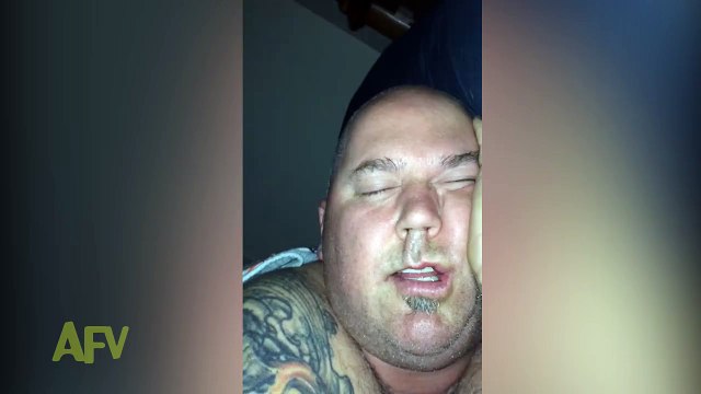 Elle filme son mari en train de rire en dormant... Flippant!