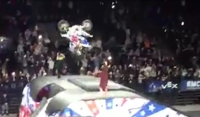 Un back-flip à 4 par les fous du Nitro Circus
