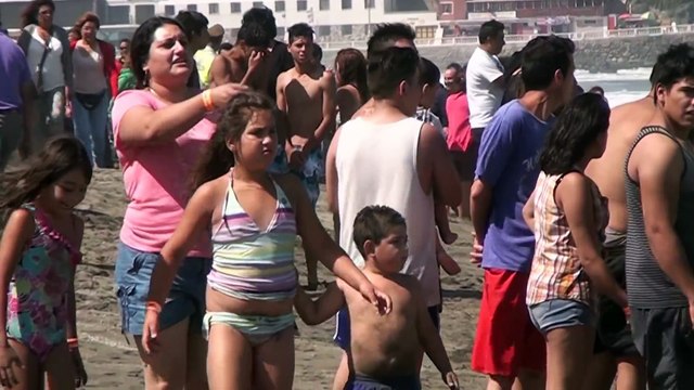 Il essaie d'échapper à la police en se jetant à la mer.