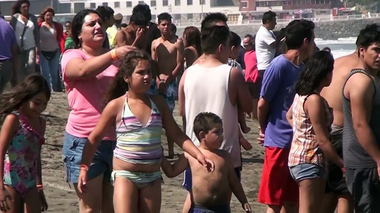 Il essaie d'échapper à la police en se jetant à la mer.