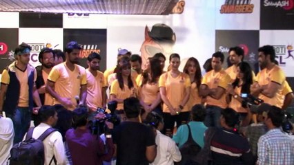 Sunny Leone Hits SIX during a Cricket Match!