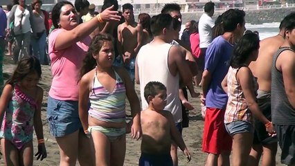 Il court dans l'eau pour échapper à la police (qui ne veut pas se mouiller)