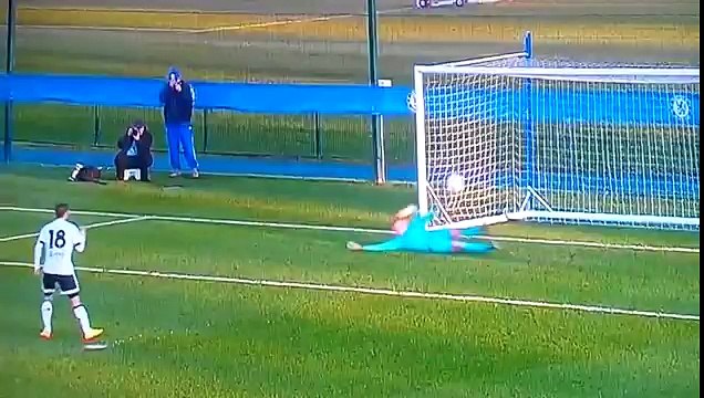L'arbitre refuse un tir au bit valable lors d'un match de Youth League (Valence - Chelsea)