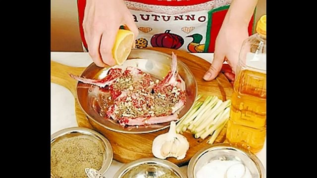 Баранина, запеченная в фольге с помидорами и зеленым луком, под сырной шапкой