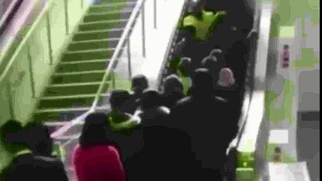Las escaleras mecánicas chinas vuelven al ataque: caída en masa