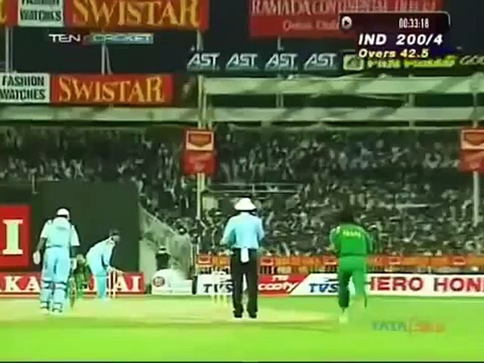 Wasim Akram v Saurav Ganguly  -  Classic Reverse swinging yorker