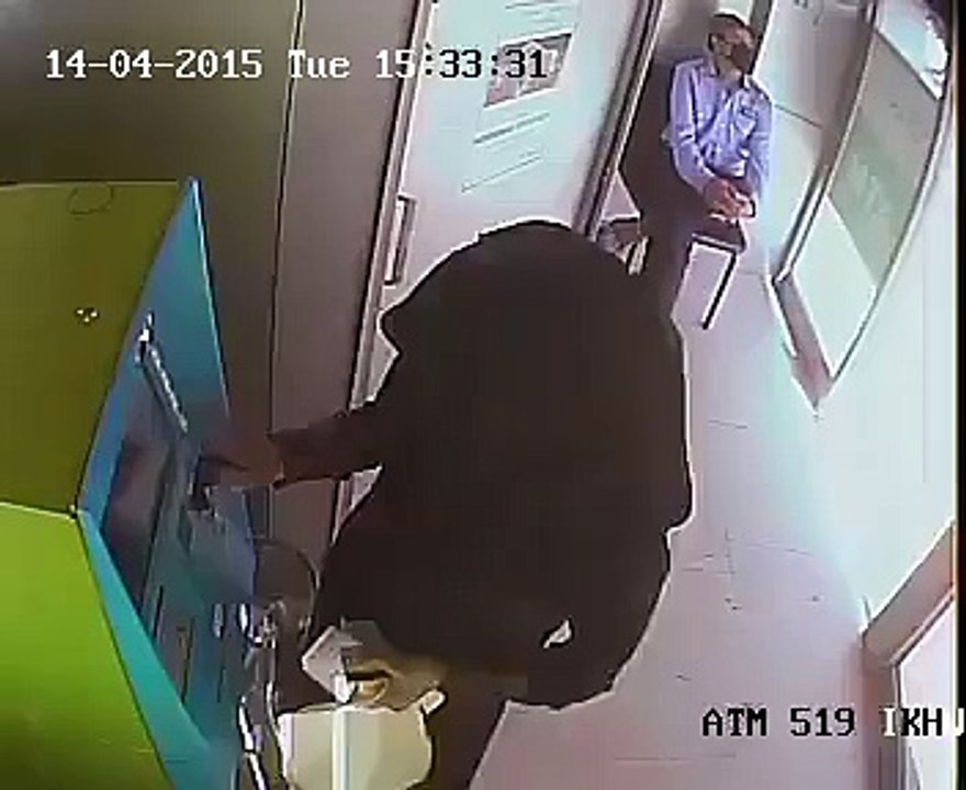 Larki Nay ATM Say Lakhon Rupy Ura liye,Security Guard Dekhta Reh Gaya