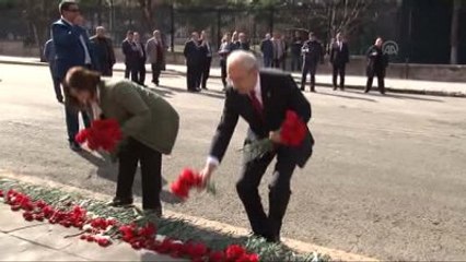 Kılıçdaroğlu, Merasim Sokak'a Karanfil Bıraktı