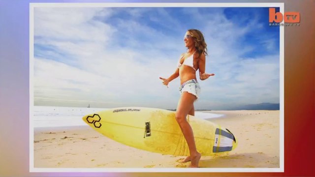 Elle porte une planche de surf avec son... VAGIN?!? QUOI ?!?