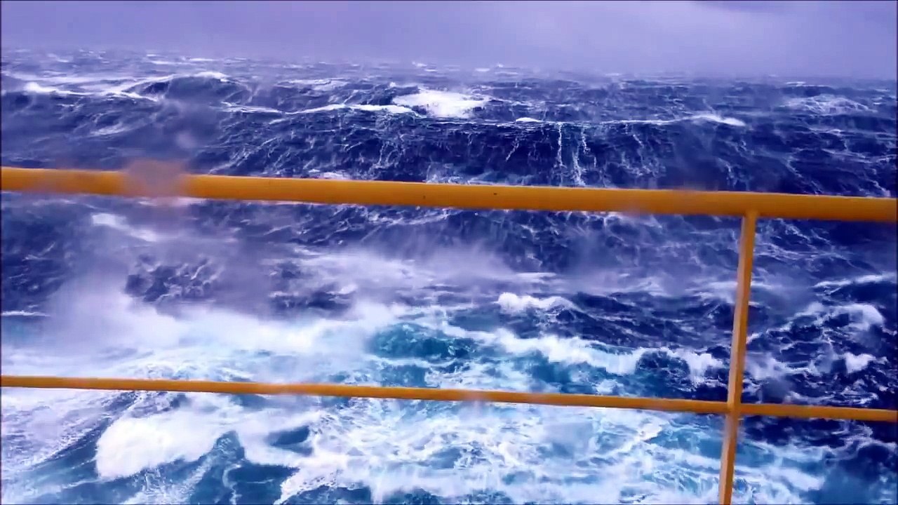 Plateforme pétrolière frappée par une tempête force 12 et des vagues de 15m