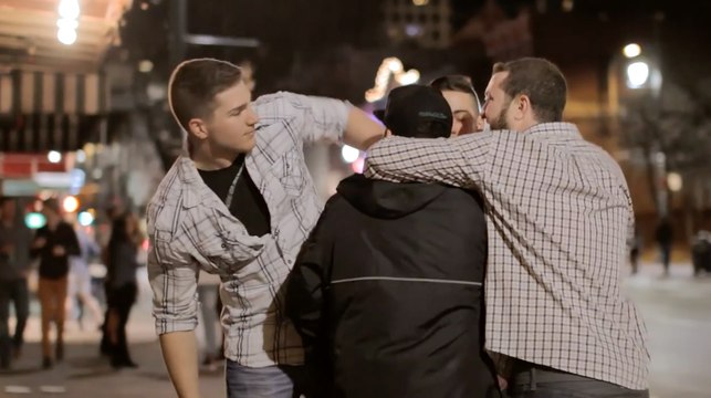 Deux hommes insultent une femme et vont le regretter !