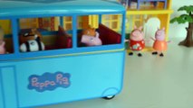 Pig George da Familia Peppa Pig na Voltas As Aulas Jogando Boliche!!! Em Portugues Tototoykids