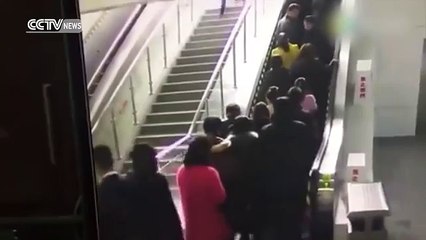 Escada rolante surpreende ao alterar sentido e arremessa chineses no chão