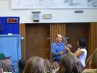 Une expérience avec un pendule ne se passe pas comme prévu...