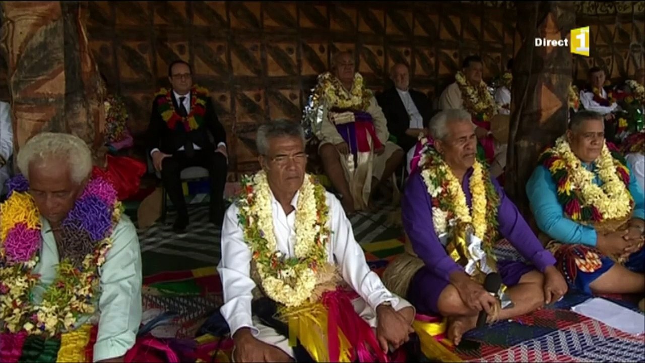 Moment de solitude pour François Hollande qui s'applaudit tout seul
