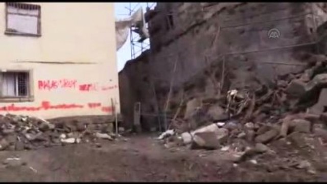 Sur'da 3 Örgüt Mensubunun Güvenlik Güçlerine Teslim Olma Anı