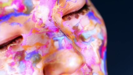 Le visage de cette femme devient une stupéfiante oeuvre d'art grâce au mapping 3D