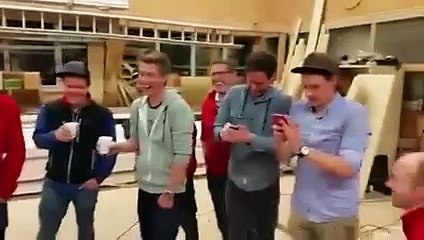 Ivre, ses amis scient la table sur laquelle il est endormi