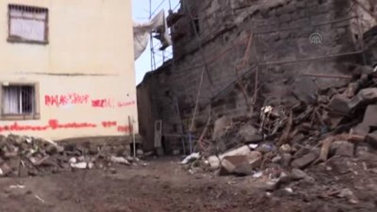 Sur'da 3 Örgüt Mensubunun Güvenlik Güçlerine Teslim Olma Anı (2)