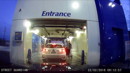 Un conducteur a un gros souci dans un Car Wash