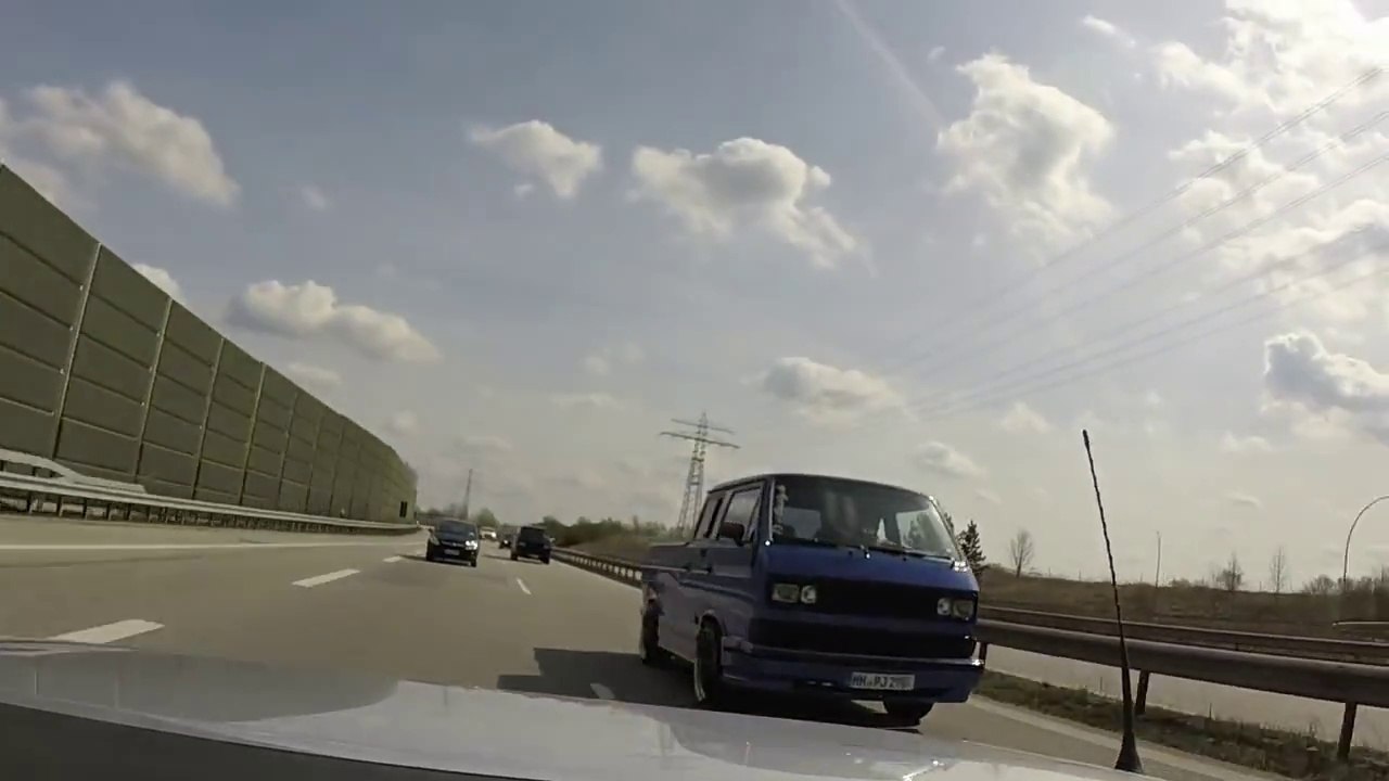 BMW M3 VS Volkswagen T3 - Grosse raclée sur l'autoroute
