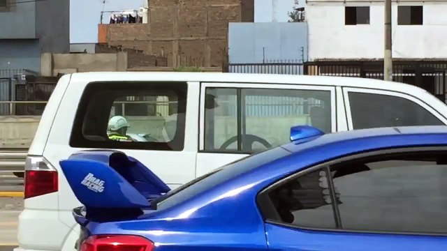 Un chaton sauvé par un policier au Pérou