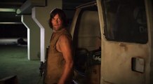 Daryl de The Walking Dead se bat contre des zombies en hoverboard !