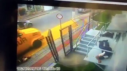 Agentes de seguridad se hacen los muertos ante delincuentes para salvar sus vidas