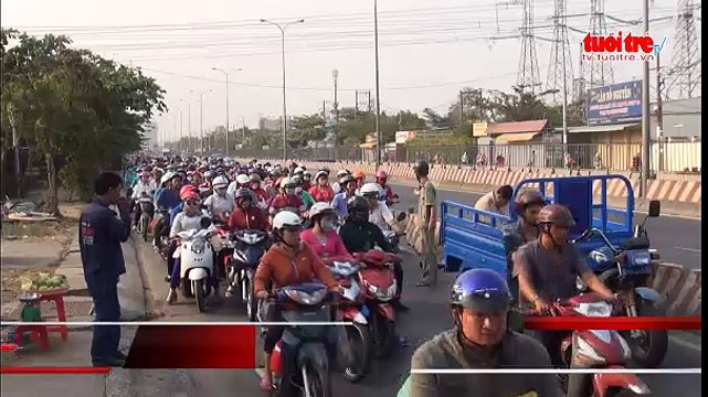 Dùng xà beng giải cứu cô gái bị kẹt giữa xe máy và xe ba gác