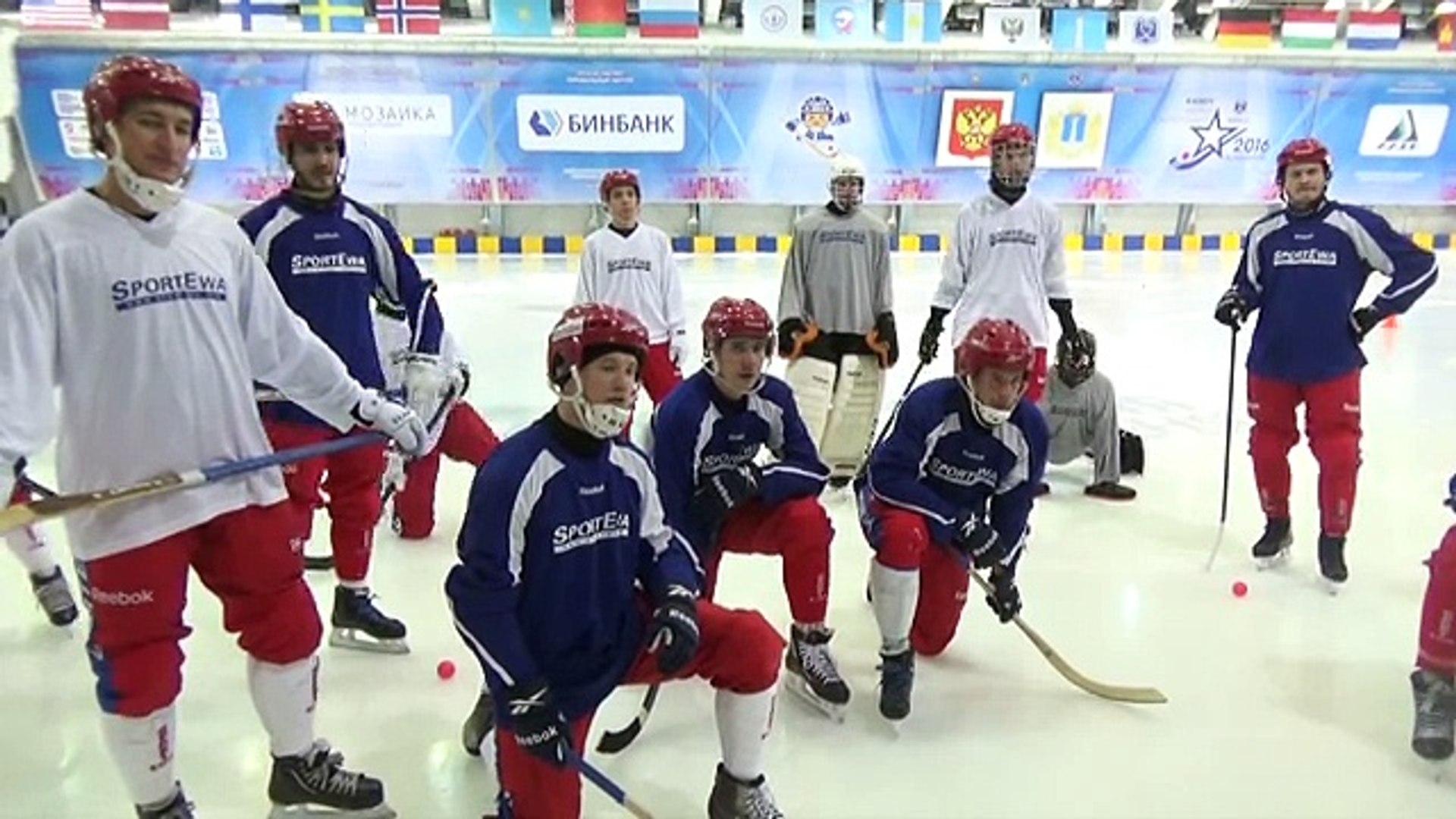 ⁣Первая тренировка сборной России по хоккею с мячом в ледовом дворце Волга-Спорт-Арена