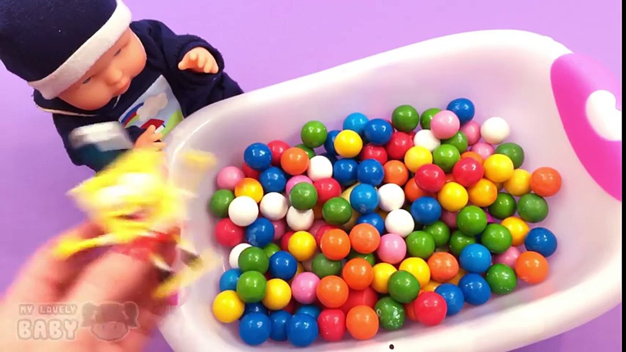 Baby Doll Bubble Gum Gumballs (バブルガム) Bathtime with Surprise Toys Spongebob Hello Kitty Disney
