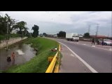 Menino é Atropelado na Dutra RJ Enquanto Brincava de Pular em Lago